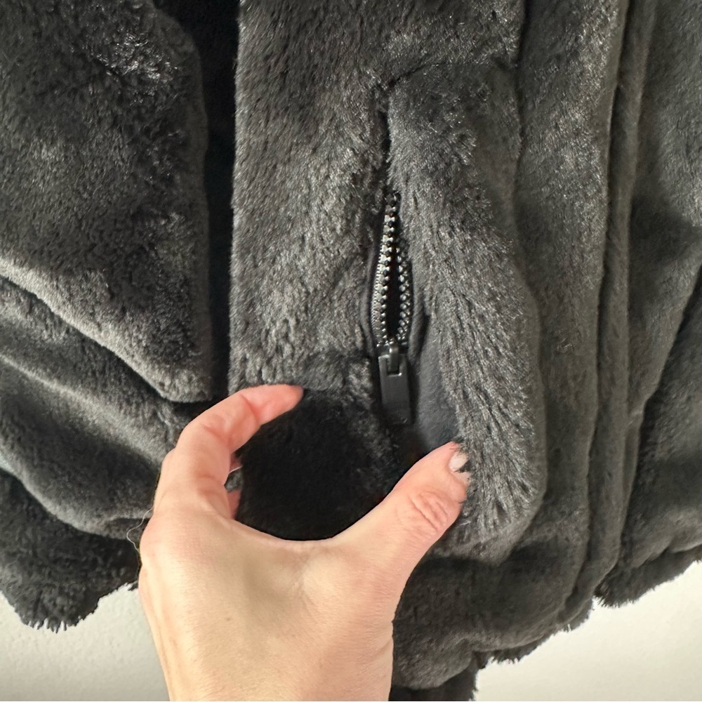 ALO Yoga Black Knockout Faux Fur Jacket Coat SZ XXS - Picture 6 of 11